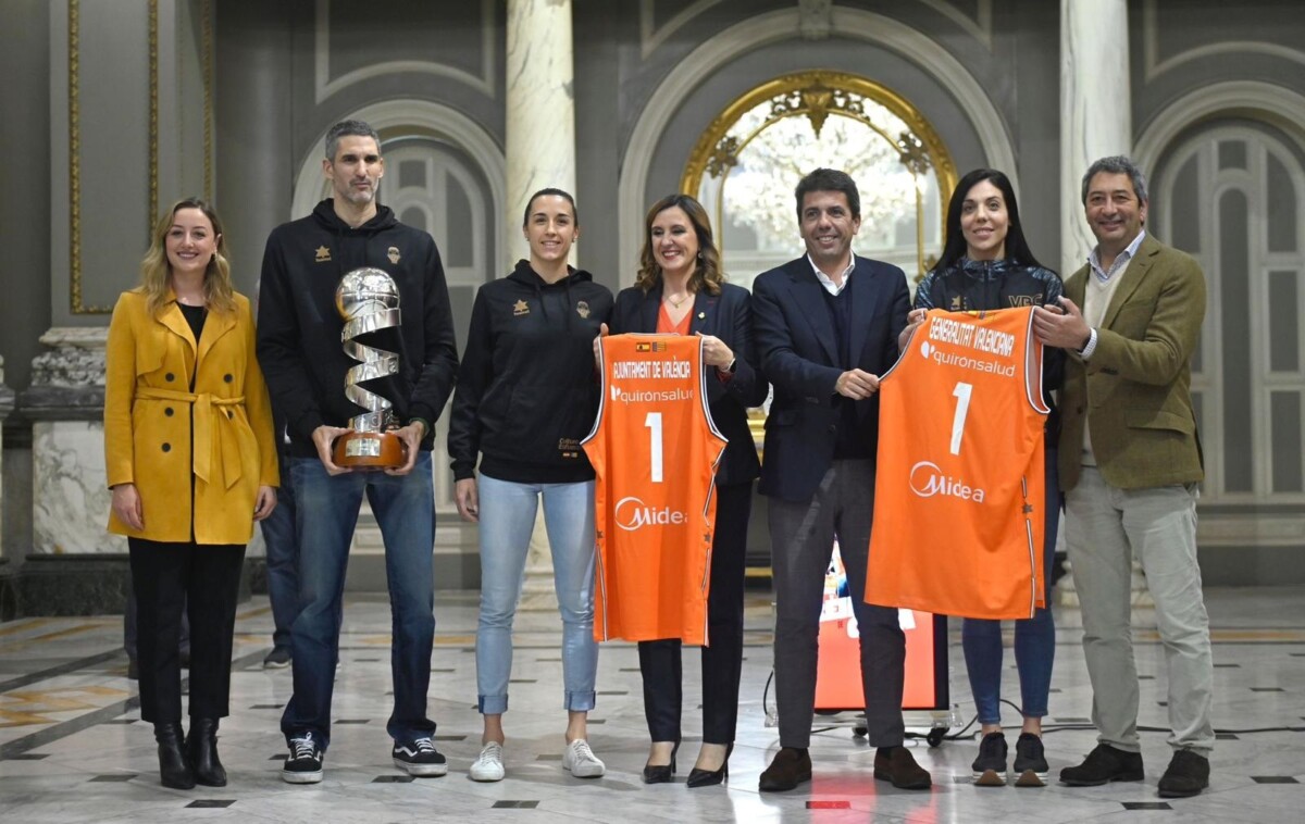 Catalá y Mazón reciben a las campeonas en el Salón de Cristal del Ayuntamiento de Valencia